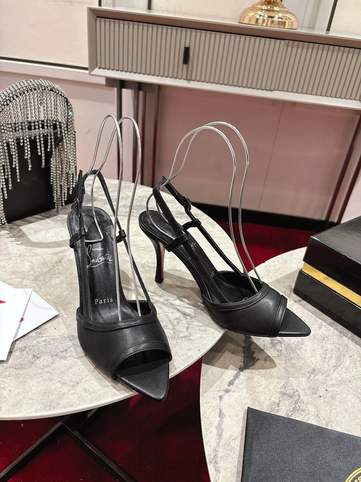 👟👟Ex-factory price 640👟👟 🆑❥∙Back empty sandals🦋✪ꫛꫀw.✔︎ Featuring a slightly pointed toe and slim straps, this model is crafted in white calfskin with an 85mm heel height and added hand-placed crystals on the front. It features our signature Louboutin red sole with Christian Louboutin's signature and heart-shaped stamped logo on the insole. Size: 34 yards-43 yards (34.40.41.42. Customized, non-refundable and non-exchangeable‼️, 43 yards➕20💰) Heel height: 8.5 Color: white black